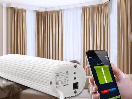 窓用カーテン用電動トラックを備えた自動化システム